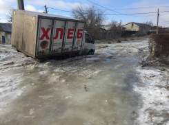 «ГАЗель» с хлебом застряла на покрытой льдом дороге в Волгограде: частный сектор парализован потопом