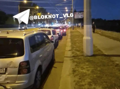  Трехсотметровую очередь к заправке показали в Волгограде