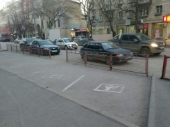 У волгоградцев забрали большой парковочный карман в центре города