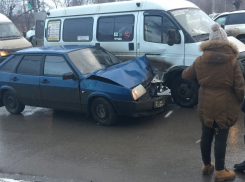 В Волгограде за вечер две маршрутки попали в аварии 