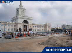 «Так и хочется забить эти гвозди»: частокол из фонарей-штанг взбесил волгоградских эстетов у ж/д вокзала