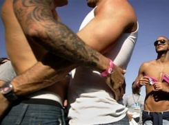 Две с половиной тысячи волгоградских мужчин публично признались, что они - геи