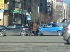 Сразу два ДТП в центре Волгограда собрали пробку