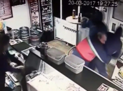 Любитель пива в одиночку защитил бар от налетчиков в Волгограде