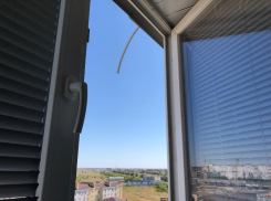 14-летний подросток выпал из окна пятого этажа в Волгограде