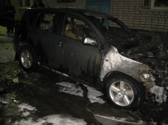 Toyota Rav4 выгорела дотла в Волжском