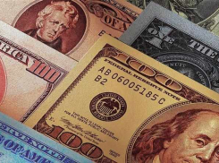 В Волгограде курсы доллара и евро снова резко подорожали