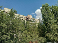 Трехкомнатная квартира выгорела на юге Волгограда: один человек пострадал