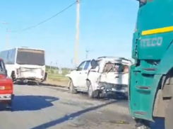 Массовое ДТП с автобусом в Волгоградской области попало на видео: есть пострадавшие