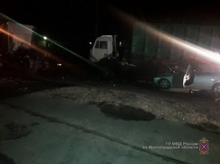 Datsun влетел под фуру на ночной дороге в Волгограде: 2 человека погибли