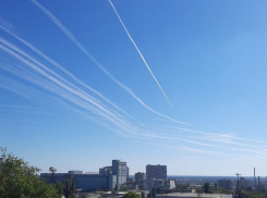 Заполонившие небо следы самолетов напугали волгоградцев: видео