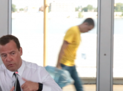 Видео с неизвестным в жёлтой футболке в Волгограде покоряет Интернет