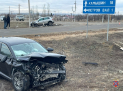 Двое детей и взрослые пострадали в столкновении иномарок под Волгоградом