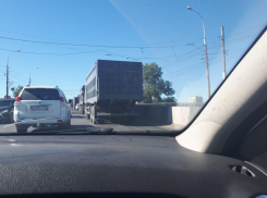 «Через мост едем час!»: адские пробки в Красноармейском доводят волгоградцев до нервного истощения