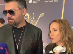 Жаркие танцы Алексея Чумакова с посторонней блондинкой оправдала без сомнений Юлия Ковальчук