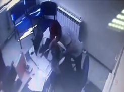 На видео попал грабитель кредитного офиса в Волгограде, сотрудница умоляла не трогать ее
