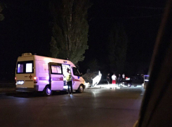Иномарка с четырьмя людьми перевернулась ночью на набережной Волгограда