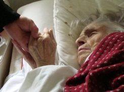 Пенсионерка умирала две недели без еды и воды после смерти сына в Волгограде