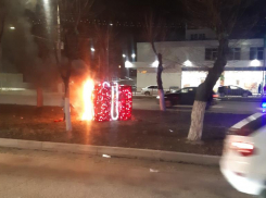 В центре Волгограда сгорела новогодняя инсталляция