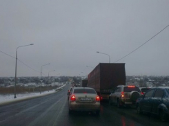 В Волгограде из-за тройного ДТП образовалась многокилометровая пробка 