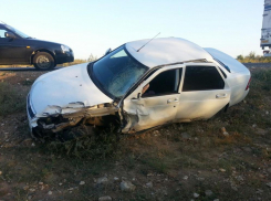 Под Волгоградом в ДТП с ВАЗ-21099 пострадали двое взрослых и ребенок