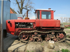 Трактор переехал своего водителя и протаранил припаркованную «восьмерку» в Волгоградской области