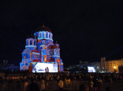 Световое шоу с проекцией на храм Александра Невского сняли на видео в Волгограде 