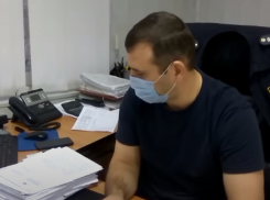 Штурмовавшие Роспотребнадзор волгоградки пришли в противогазе к приставам: видео 