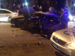 В центре Волгограда Land Cruiser протаранил 2 авто: 2 человека пострадали  