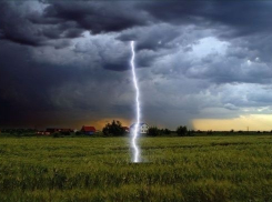 Удар молнии убил мужчину в Волгоградской области 