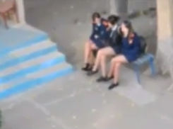 Видео с курящими школьницами кадетского класса в Камышине «взрывает» соцсети
