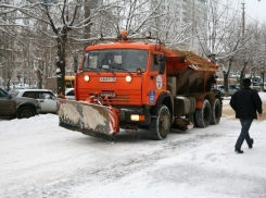 На уборку снега в Волгограде вышли 100 рабочих и 80 единиц техники