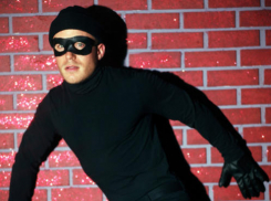 На западе Волгограда грузчик вскрыл посылку и украл дорогой телефон