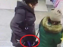 В Волгограде на камеру видеонаблюдения магазина попала «работа» карманницы