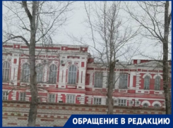 Потолок угрожает рухнуть на головы кадетов в школе Урюпинска: штукатурка уже вовсю сыпется