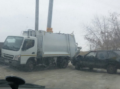 «Девятка» протаранила мусоровоз на Тулака в Волгограде