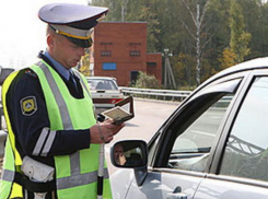 Под Волгоградом пьяный водитель протащил по асфальту сотрудника ГИБДД
