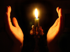 В Волгограде 76-летняя пенсионерка едва не сгорела из-за свечи