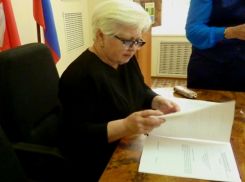 Под Волгоградом 70-летнюю депутата обвинили в нарушении закона за использование слов «хейт» и «хайп»