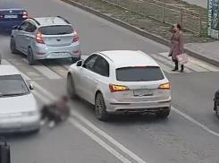 Очень быстрая школьница попала под машину в Волгограде: шок-видео  