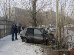 Два человека пострадали при столкновении ВАЗ-2114 со столбом в Волжском 
