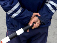 Мужчина избил полицейского при попытке отобрать его табельное оружие под Волгоградом