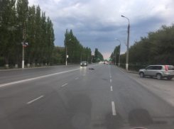 В Волжском мужчина прилег поспать на проезжей части