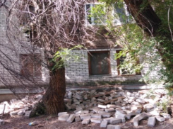 Мэрия прокомментировала обрушение стены жилого дома на юге Волгограда