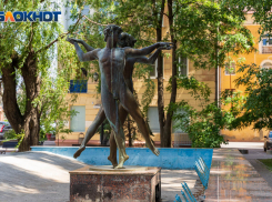 Обнаженная пара стоит в центре Волгограда 20 лет