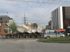 Гигантский камень неизвестного происхождения проехал по центру Волгограда