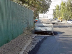 Дорожники не заморачивались и положили асфальт вокруг припаркованной легковушки в Волгограде