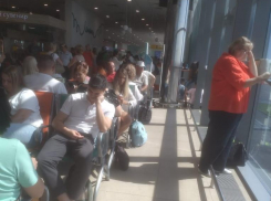 «Народ не паникует, нас просто очень много»: толпы собрались в аэропорту Волгограда после утреннего «закрытия неба»