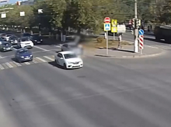 Не успела сделать шаг до тротуара: шок-видео, где в Волгограде снесли женщину на переходе