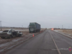 Под Волгоградом ВАЗ столкнулся с фурой: погибший и раненый